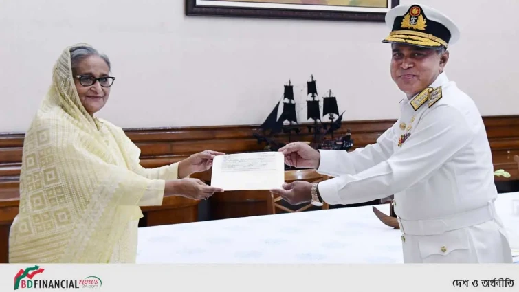 প্রধানমন্ত্রীর নিকট বন্যা ও দুর্যোগ মোকাবেলায় নৌসদস্যদের একদিনের বেতনের চেক হস্তান্তর