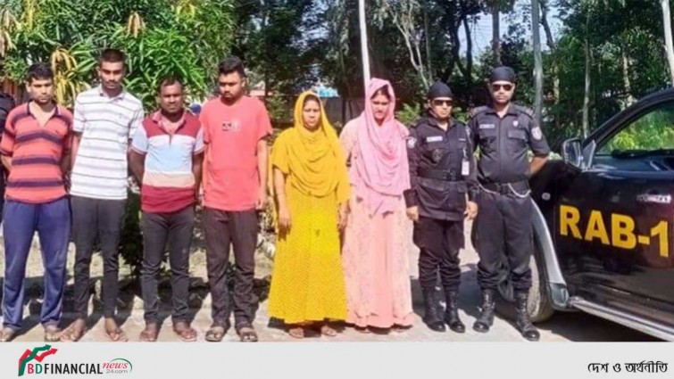 প্রেমের ফাঁদে ফেলে টাকা হাতিয়ে নিতেন তারা