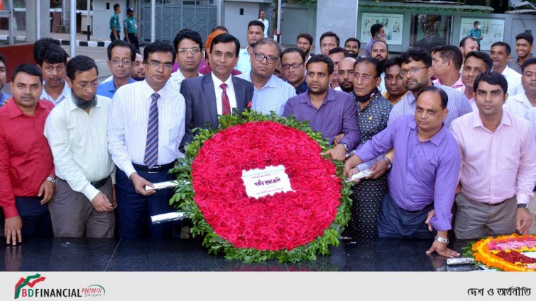 বঙ্গবন্ধুর প্রতিকৃতিতে রূপালী ব্যাংকের এমডির শ্রদ্ধা