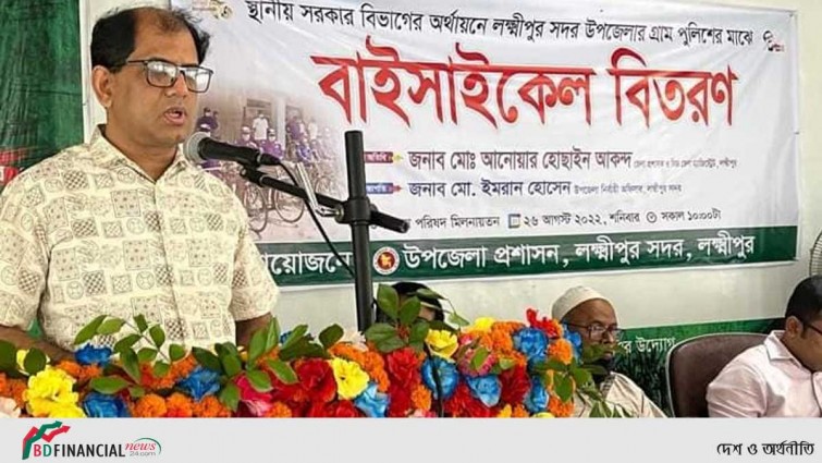 লক্ষ্মীপুরে গ্রাম পুলিশদের মাঝে সাইকেল বিতরণ করলেন জেলা প্রশাসক