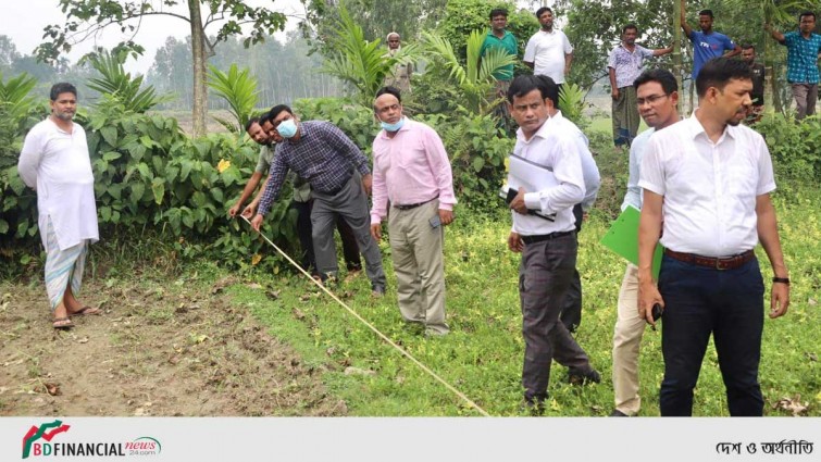 ময়মনসিংহে আশ্রয়ণ প্রকল্প বাস্তবায়নে স্থান পরিদর্শনে ডিসি