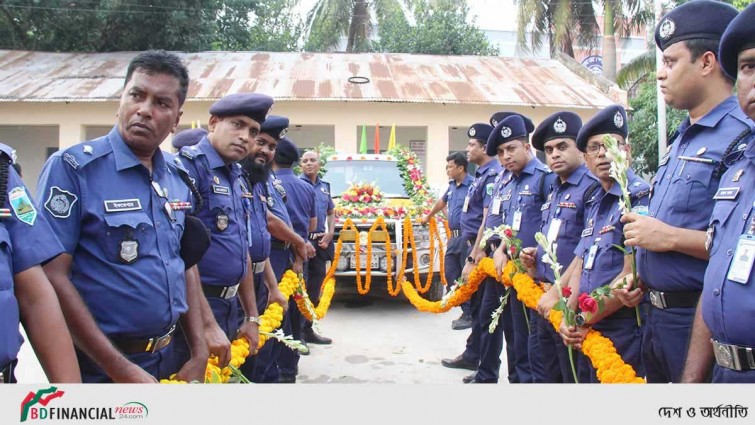 বিদায় বেলায় নিজে কাঁদলেন, সহকর্মীদেরও কাঁদালেন পাবনার এসপি