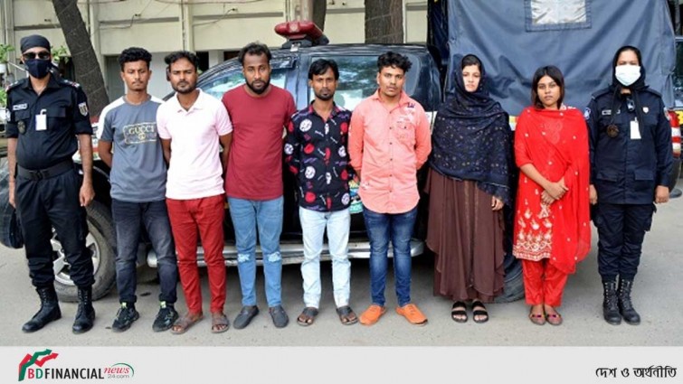 ফেসবুক পরিচয় থেকে রুমে দুই তরুণী, পর্নোগ্রাফির ভয় দেখিয়ে টাকা আদায়