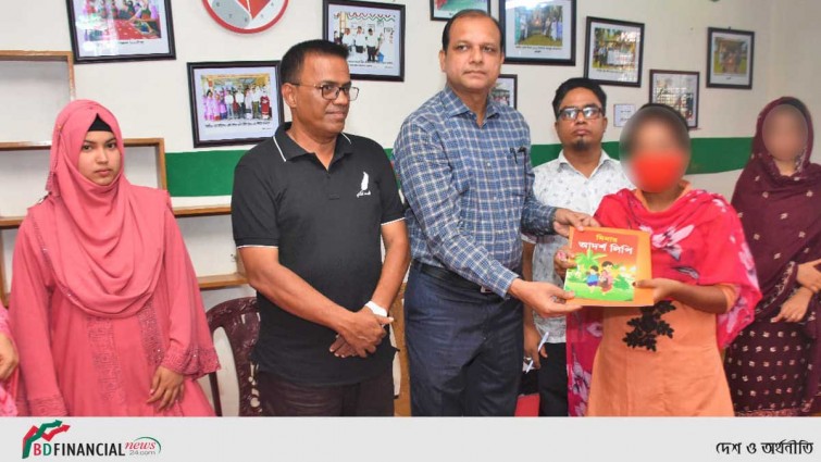 সামাজিক প্রতিবন্ধী মেয়েরা পেলেন পুলিশ সুপারের উপহার