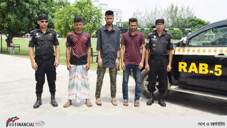 উত্ত্যক্তের প্রতিবাদ করায় হামলা, গ্রেপ্তার ৩