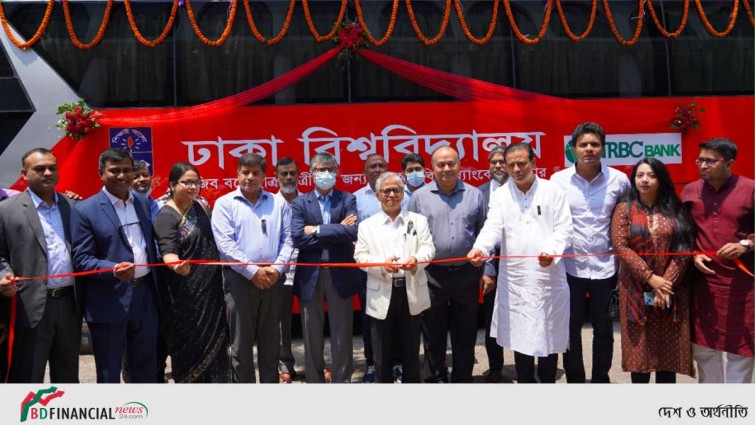 ঢাকা বিশ্ববিদ্যালয়ের শিক্ষার্থীদের অত্যাধুনিক বাস উপহার দিল এনআরবিসি ব্যাংক