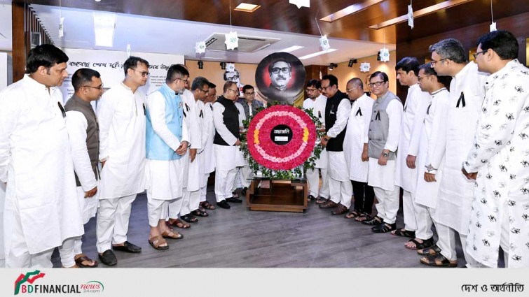 শোক দিবসে বঙ্গবন্ধুর প্রতিকৃতিতে মার্কেন্টাইল ব্যাংকের শ্রদ্ধা নিবেদন