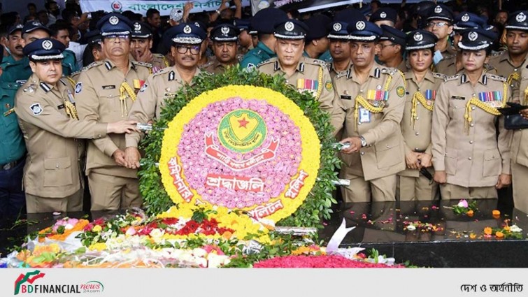 বঙ্গবন্ধুর প্রতিকৃতিতে ডিএমপি কমিশনারের শ্রদ্ধা