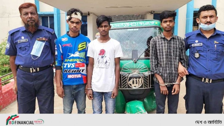 ৩ ছিনতাইকারীকে গণপিটুনির পর পুলিশে দিলো জনতা