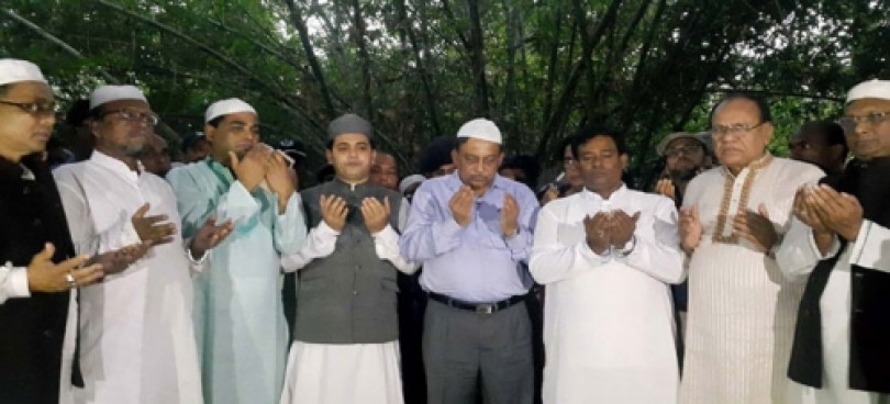 পুলিশ কর্মকর্তা এআইজি মনিরুজ্জামান এর মায়ের কবর জিয়ারত করলেন স্বরাষ্ট্রমন্ত্রী