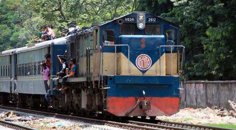 মৃত্যুঝুঁকি নিয়ে রেললাইন পারাপার