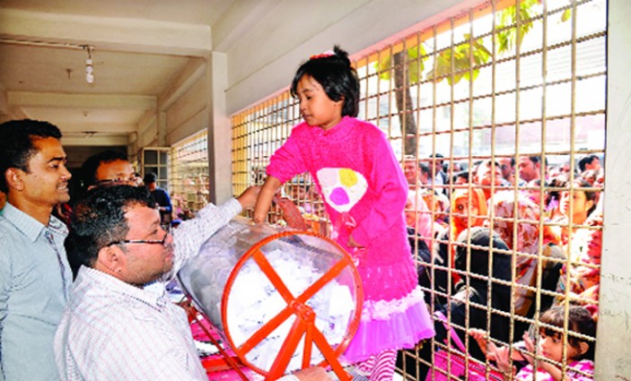 লটারি, ভর্তিযুদ্ধে শিক্ষার্থীরা