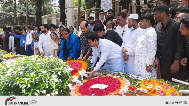 বঙ্গমাতার সমাধিতে মেয়র আতিকের শ্রদ্ধা