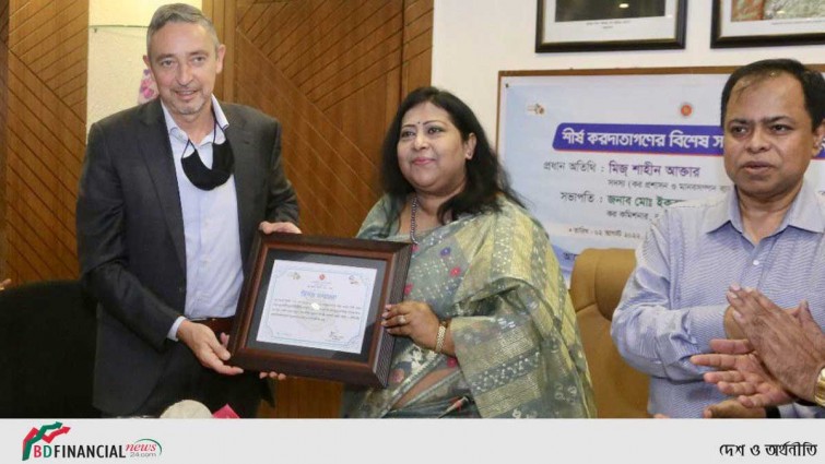 ২০২১-২২ অর্থবছরে দেশের অন্যতম সর্বোচ্চ করদাতার স্বীকৃতি অর্জন গ্রামীণফোনের