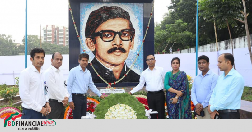 শেখ কামালের জন্মবার্ষিকী উপলক্ষে জেলা প্রশাসক ঢাকা জনাব মোঃ শহীদুল ইসলাম পুস্পস্তবক অর্পণ করেন