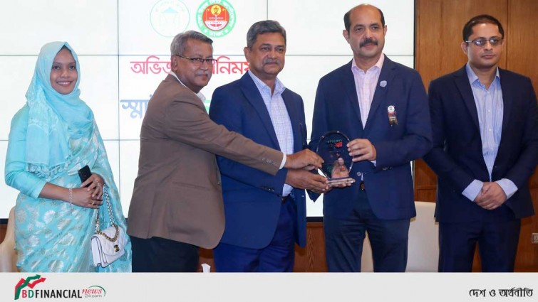 বিকাশকে সম্মাননা দিলো বাংলাদেশ ব্যাংক ও ডিএনসিসি