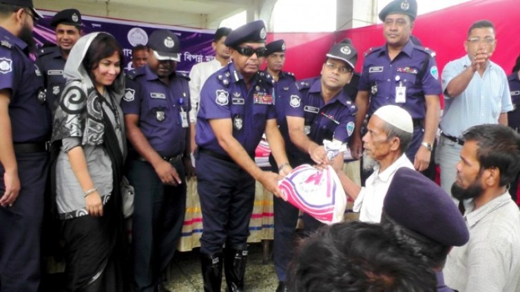 কক্সবাজারে দূর্গতদের মাঝে ডিআইজি মুনিরুজ্জামানের ত্রাণ বিতরণ