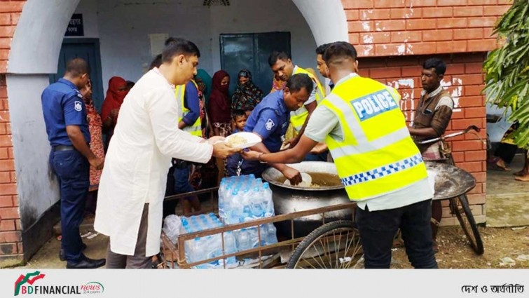 সিলেটে বানভাসি মানুষদের পোলাও-মাংস খাওয়ালো পুলিশ