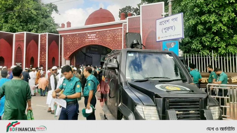 অন্যের মাঝে নিজেদের ঈদ আনন্দ পুলিশের
