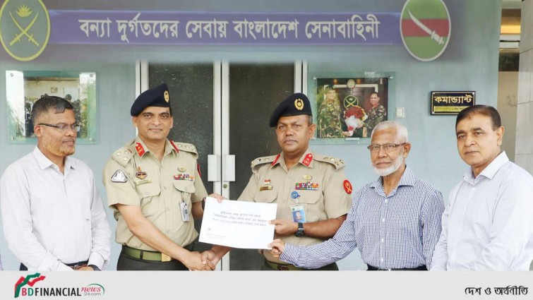 কুর্মিটোলা গলফ ক্লাবের পক্ষ থেকে “লজিস্টিক্স এরিয়া রিলিফ ফা-”র অনুকূলে অনুদানের চেক প্রদান