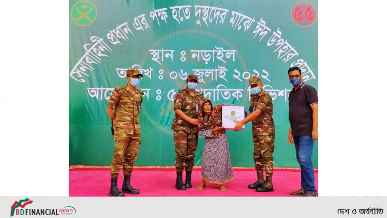 নড়াইলে দু্ঃস্থ মানুষের মাঝে ঈদ উপহার প্রদান করে সেনাবাহিনী