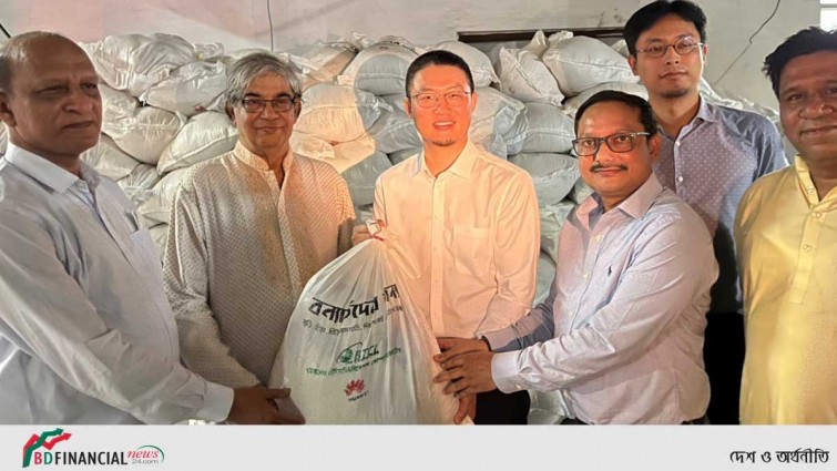 হুয়াওয়ে ও বিটিসিএল’র সহযোগিতায় নেত্রকোনায় বন্যাকবলিতদের জন্য ত্রাণ সামগ্রী