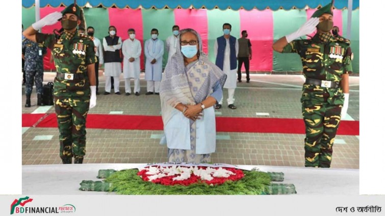 পদ্মাসেতু পাড়ি দিয়ে টুঙ্গিপাড়ায় বঙ্গবন্ধুর সমাধিতে প্রধানমন্ত্রীর প্রার্থনা