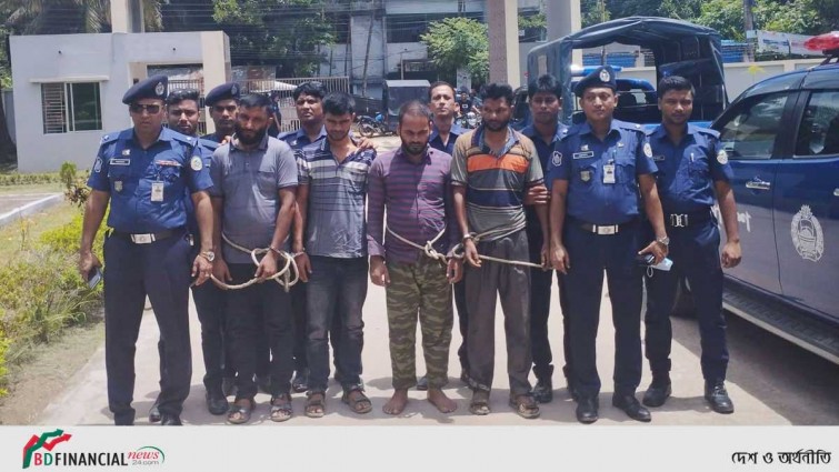 পুলিশকে লক্ষ্য করে ডাকাত দলের গুলি, গ্রেপ্তার ৪