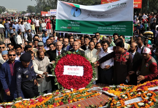 জাতীয় স্মৃতিসৌধে ইসলামী ব্যাংকের বিজয় দিবসের শ্রদ্ধা জ্ঞাপন