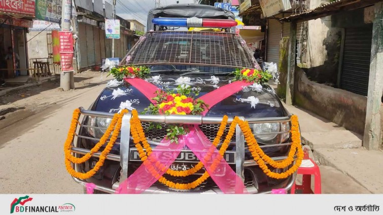 চাকরিজীবনের শেষ দিন সুসজ্জিত গাড়িতে বাড়ি ফিরলেন পুলিশ সদস্য