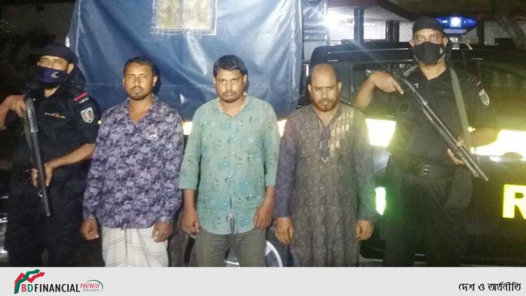 চাকরির প্রলোভনে টাকা নেওয়ার সময় আটক ৩