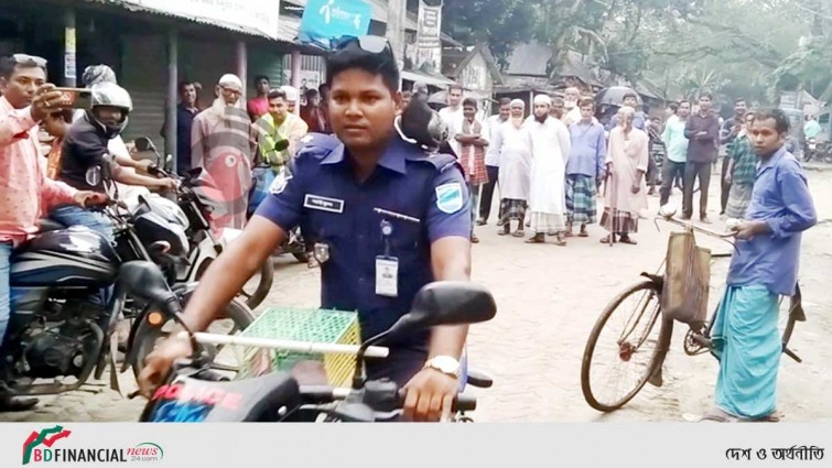 কবুতর কাঁধেই ডিউটি করেন এএসআই সাইফুল