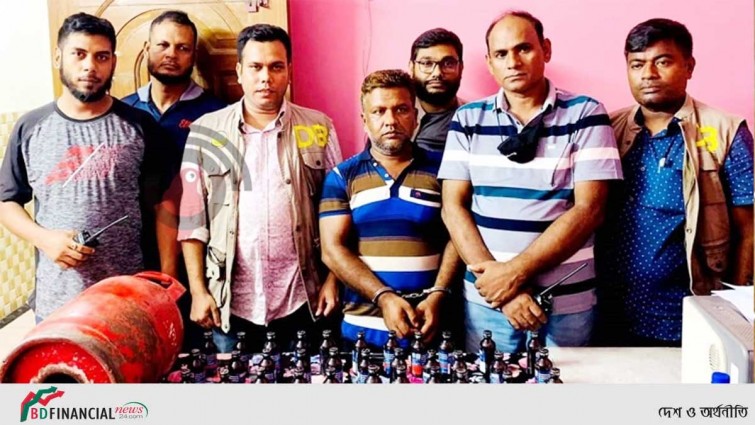 গ্যাস সিলিন্ডারে ফেনসিডিল পাচারের চেষ্টা, কারবারি আটক