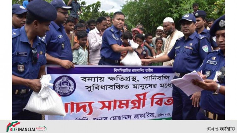 বন্যার্তদের মধ্যে মৌলভীবাজার এসপির ত্রাণ বিতরণ