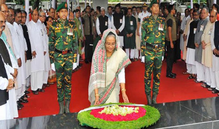 বঙ্গবন্ধুর প্রতিকৃতিতে প্রধানমন্ত্রীর শ্রদ্ধা