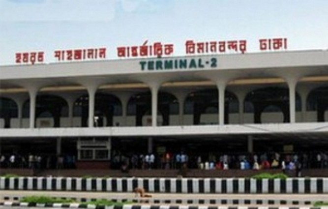 নিষিদ্ধ হলেও শাহজালালে চলছে মোবাইলের ব্যবহার