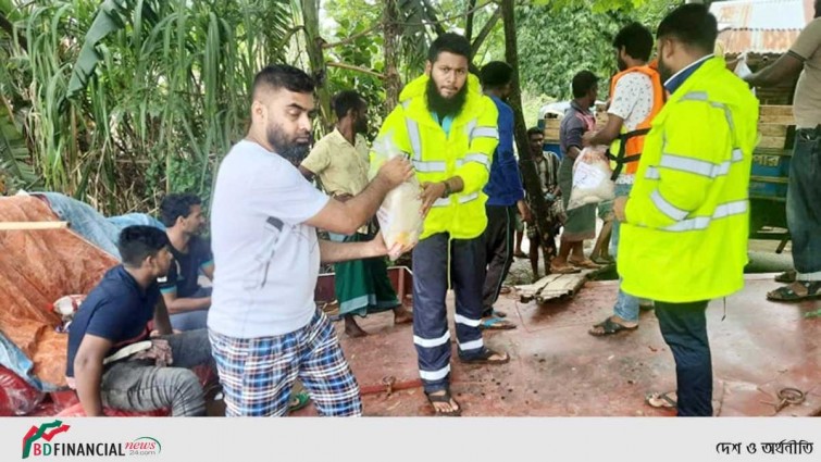 বরিশালের পুলিশ সদস্য জীবনের সিলেটে ত্রাণ বিতরণ