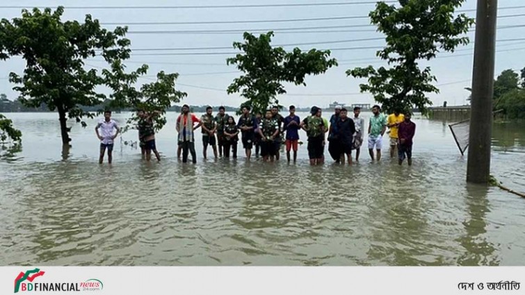 বন্যায় সুরমার চরে আটকে পড়া শিক্ষার্থীদের উদ্ধার করল বাংলাদেশ সেনাবাহিনী