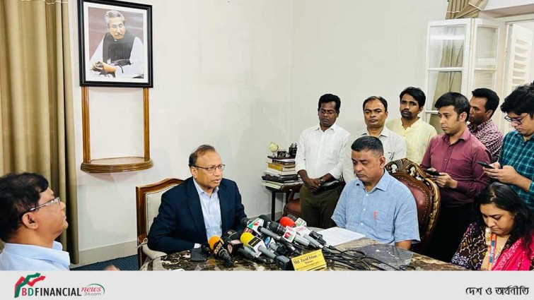 বন্যার পানি নামতে রাস্তা কাটার নির্দেশ স্থানীয় মন্ত্রীর
