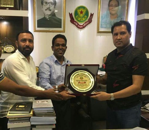 তেজগাঁও জোনের উপ পুলিশ কমিশনার বিপ্লব কুমার সরকারকে কুইক মিডিয়ার পক্ষ থেকে ক্রেস্ট প্রদান