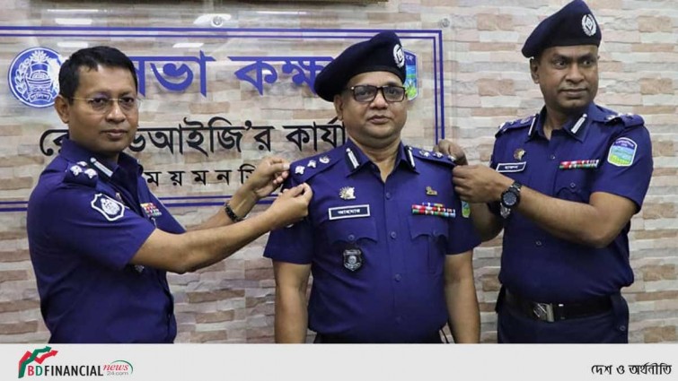 রেঞ্জ ডিআইজি কার্যালয় ময়মনসিংহে সদ্য পদোন্নতিপ্রাপ্ত অ্যাডিশনাল ডিআইজিদের র্যাংক ব্যাজ পরিধান
