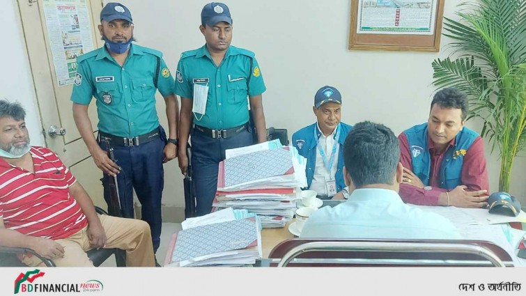 বিআরটিএ অফিসে ছদ্মবেশে দুদক, পদে পদে দালালের দৌরাত্ম্য