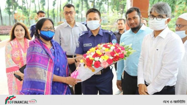 নির্বাচন কমিশনার রাশেদা সুলতানাকে ফেনীর অতিরিক্ত পুলিশ সুপারের অভ্যর্থনা