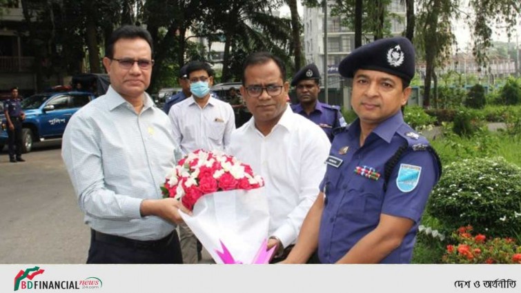 ঢাকা বিভাগীয় কমিশনারকে ফুলেল শুভেচ্ছা মানিকগঞ্জের এসপির