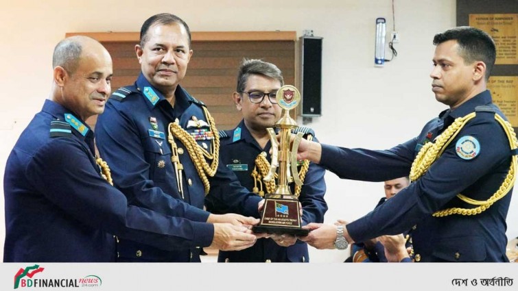 বাংলাদেশ বিমান বাহিনীর জুনিয়র কমান্ড ও স্টাফ কোর্সের সনদপত্র বিতরণ