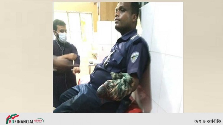 আসামির দায়ের কোপে পুলিশের হাতের কবজি বিচ্ছিন্ন