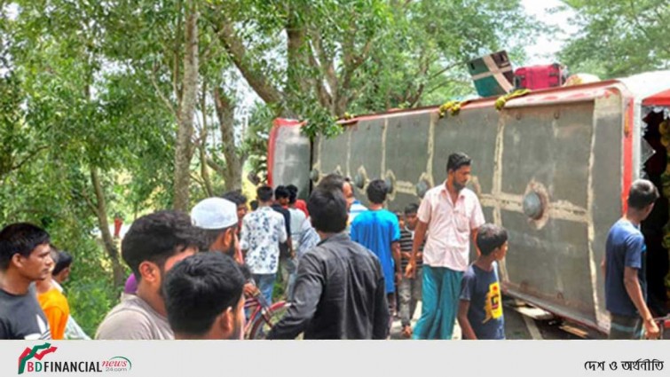 মোটরসাইকেল-প্রাইভেটকারে বাসের ধাক্কা, নিহত ৮