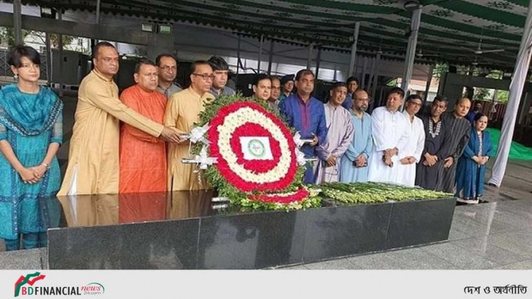 পদোন্নতি পেয়ে বঙ্গবন্ধুর সমাধিতে ১৬ ডিআইজির শ্রদ্ধা