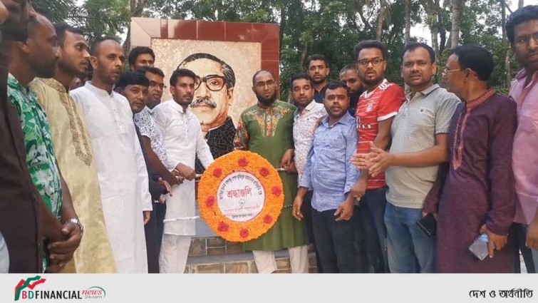 ত্রিশালে স্বেচ্ছাসেবক লীগের নতুন কমিটির পুষ্পমাল্য অর্পণ