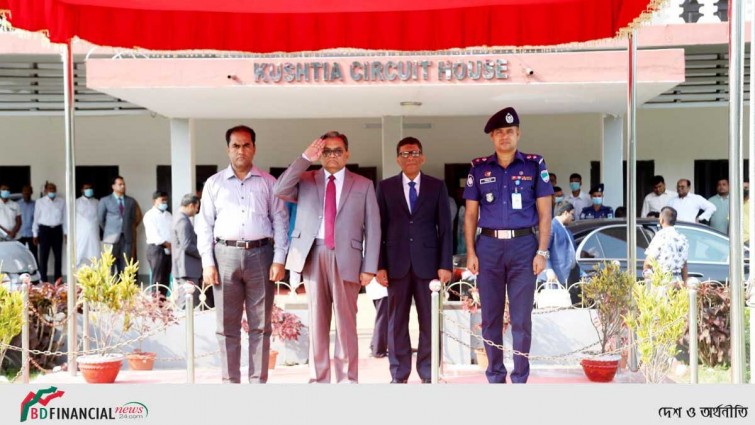 প্রধান বিচাতপতিকে ফুলেল শুভেচ্ছা জ্ঞাপন করলেন এসপি খাইরুল আলম